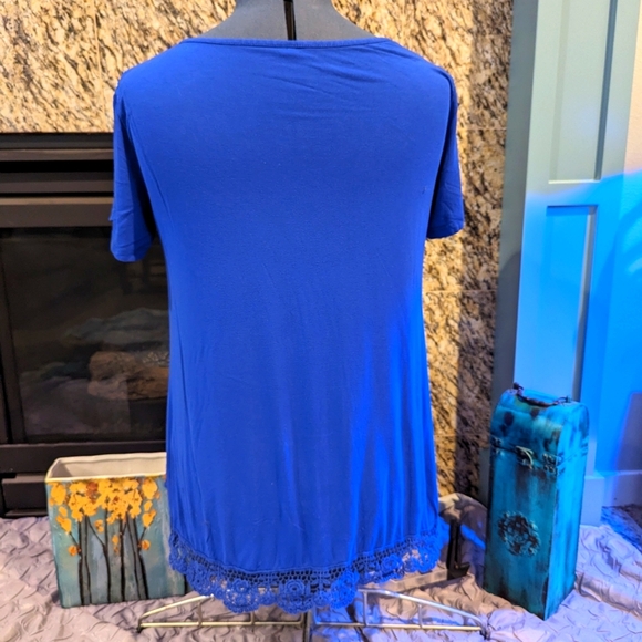 Blue tee with crochet bottom - L - Picture 2 of 2